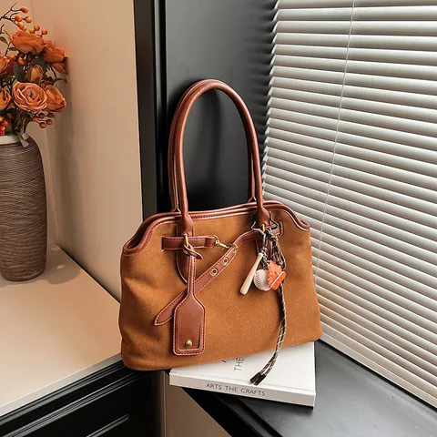Bolso Tote de Gamuza Retro para Mujer Gran Capacidad Bolso de Hombro con Colgante de Béisbol Bolso de Mano