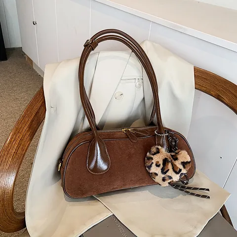Bolso de Axila de PU de Gamuza Retro para Mujer Con Amuleto de Corazón de Leopardo Bolso de Hombro Minimalista Bolso Bowling