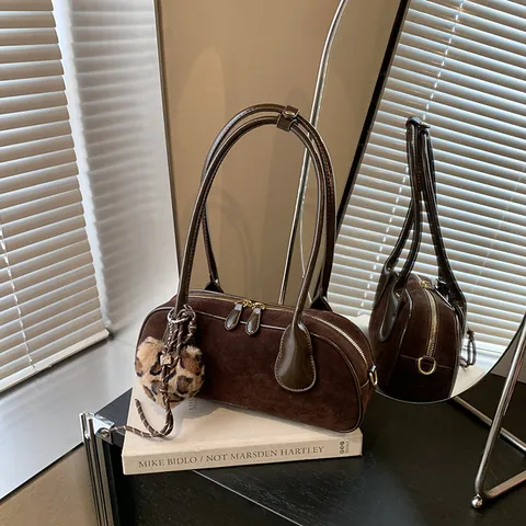 Bolso de Axila de PU de Gamuza Retro para Mujer Con Amuleto de Corazón de Leopardo Bolso de Hombro Minimalista Bolso Bowling