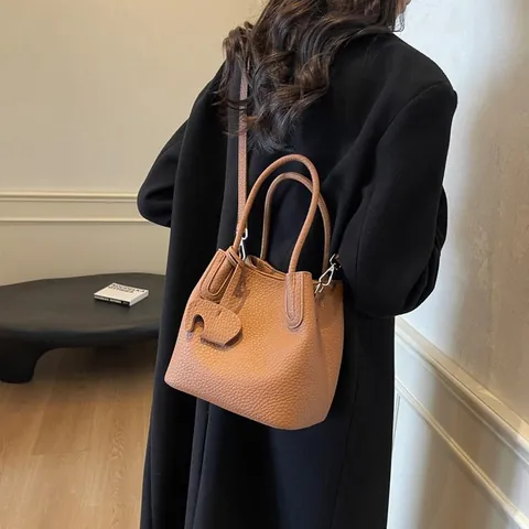 Women's Pebbled PU Leather Bucket Bag With Cute Elephant Charm Casual Shoulder Handbag Simple Designer Tote Bag For Daily Use