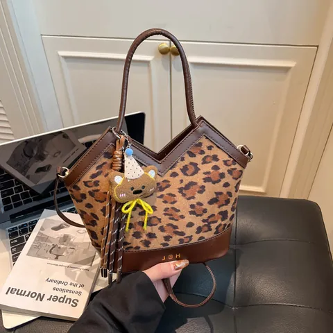 Women Suede Quilted Tote Bag Leopard Print Large Capacity Shoulder Bag With Bear Charm Vintage Commute Handbag