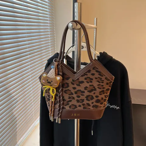 Women Suede Quilted Tote Bag Leopard Print Large Capacity Shoulder Bag With Bear Charm Vintage Commute Handbag