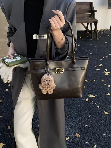 Sac Fourre-tout en Cuir PU Grande Capacité pour Femme Vintage Minimaliste Urbain Sac à Épaule Avec Boucle de Ceinture et Charme en Peluche Bureau Quotidien