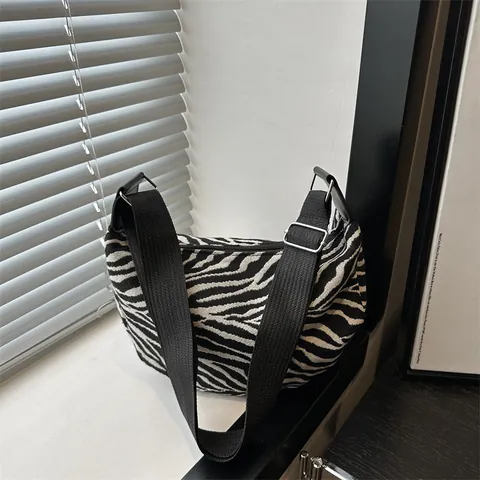 Borsa Sottobraccio in Velluto a Coste con Fragole Donna Borsa a Tracolla in Tela Zebra Fantasia Floreale Colorata Manico Regolabile Borsa a Mezzaluna