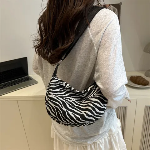 Borsa Sottobraccio in Velluto a Coste con Fragole Donna Borsa a Tracolla in Tela Zebra Fantasia Floreale Colorata Manico Regolabile Borsa a Mezzaluna