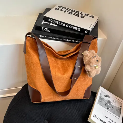 Damen Große Kapazität Wildleder Kunstleder Patchwork Einkaufstasche Minimalistisch Retro Hobo Schultertasche Mit Plüschanhänger Handtasche