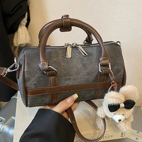 Bolso Boston Vintage para Mujer de Cuero PU Denim Patchwork Bolso de Hombro Cruzado Con Colgante de Oso de Peluche Bolso Almohada Pequeño para Uso Diario