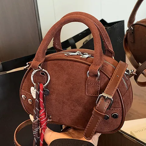 Damen Vintage Wildlederimitat Halbkreis Boston Tasche Nieten Handtasche Mit Geflochtenem Anhänger Umhängetasche Alltag