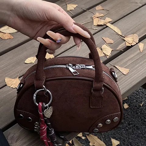 Damen Vintage Wildlederimitat Halbkreis Boston Tasche Nieten Handtasche Mit Geflochtenem Anhänger Umhängetasche Alltag