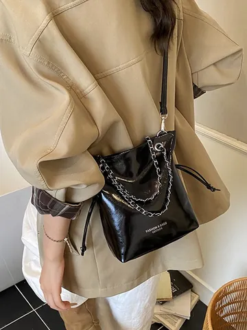 Borsa a Secchiello da Donna in Pelle PU Lucida Tracolla a Catena Coulisse Stampa Lettere Fashion Bags Borsa a Tracolla Donna