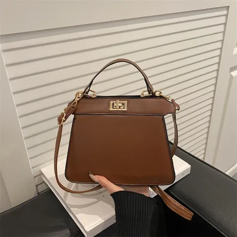 Bolso de Hombro Trapezoidal de Cuero PU para Mujer Bolso de Mano Con Cierre Giratorio Bolso de Mensajero Color Sólido