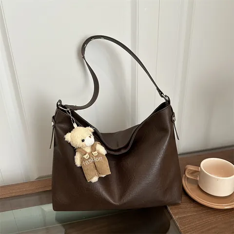 Grote Capaciteit Retro PU Leren Tote Bag Voor Vrouwen Veelzijdige Schoudertas Crossbody Hobo Bag Met Schattige Beer Hanger Dagelijkse Forenzentas