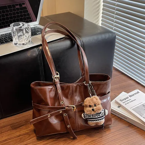 Damen Glänzende PU-Leder Einkaufstasche Große Kapazität Pendler Schultertasche Mit Plüsch-Hunde-Anhänger Lässig Mode Handtasche Büro