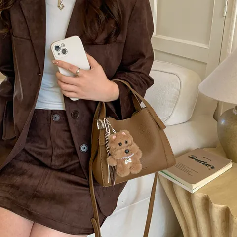 Sac Seau en Cuir PU Minimaliste Motif Lychee pour Femme Avec Pendentif Ours en Peluche Sac à Main Rétro Bandoulière pour Trajet Quotidien