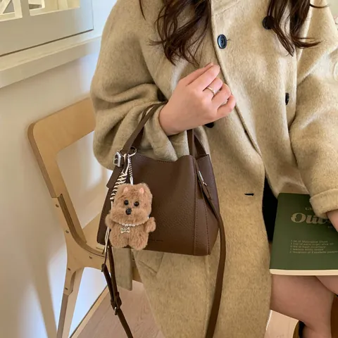 Sac Seau en Cuir PU Minimaliste Motif Lychee pour Femme Avec Pendentif Ours en Peluche Sac à Main Rétro Bandoulière pour Trajet Quotidien