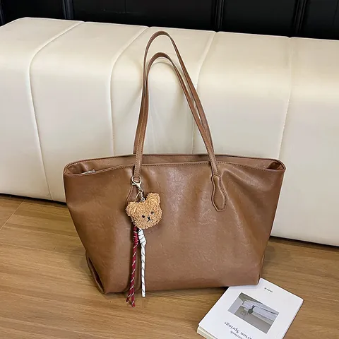 Bolso Tote de Cuero PU de Gran Capacidad para Mujer Bolso de Hombro Casual Vintage Con Llavero de Oso de Peluche Diario