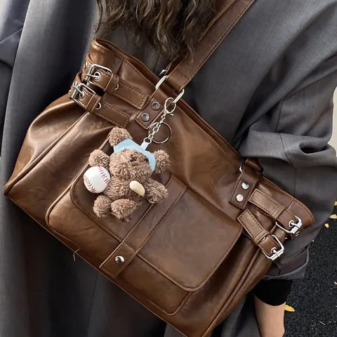 Bolso Tote de Cuero PU Vintage Gran Capacidad Bolso de Hombro para Mujer Con Remaches Hebilla de Metal y Colgante de Oso Bolso de Color Sólido