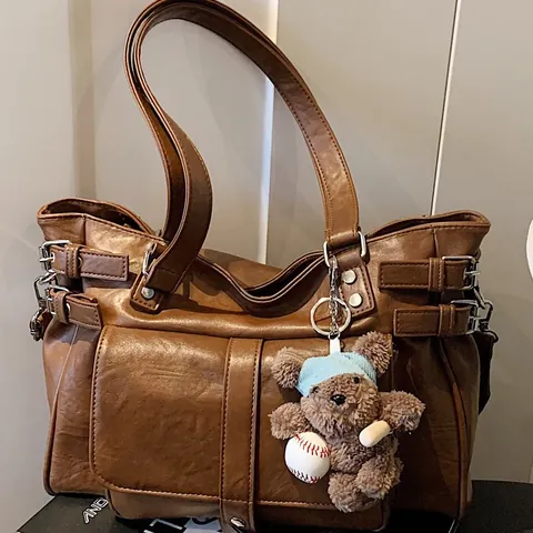 Bolso Tote de Cuero PU Vintage Gran Capacidad Bolso de Hombro para Mujer Con Remaches Hebilla de Metal y Colgante de Oso Bolso de Color Sólido