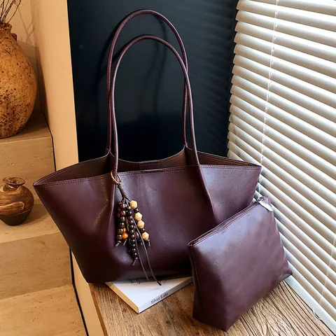 Sac Fourre-tout Rétro en Cuir PU pour Femmes Grande Capacité Sac à Épaule pour Trajet Avec Pendentif en Perles de Bois