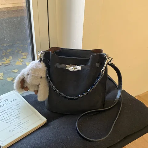 Γυναικεία Ρετρό Ματ Τσάντα Bucket από Δέρμα PU Μινιμαλιστική Πλεκτή Λαβή Τσάντα Ώμου Με Λούτρινο Μενταγιόν Κουνέλι