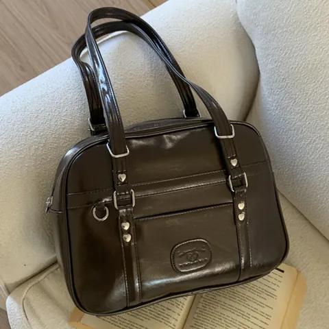 Sac Tote Grande Capacité pour Femmes en Cuir PU Style Vintage Preppy JK Sac à Épaule pour Navettage Avec Rivets en Cœur