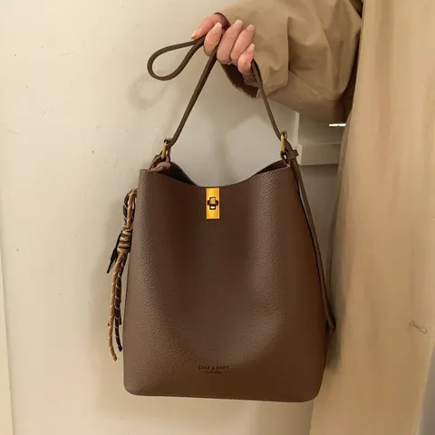 Sac Seau Rétro en Cuir PU Grande Capacité pour Femmes Sac à Bandoulière Minimaliste pour Navette Avec Pendentif Serrure Métallique
