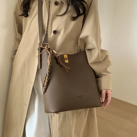 Sac Seau Rétro en Cuir PU Grande Capacité pour Femmes Sac à Bandoulière Minimaliste pour Navette Avec Pendentif Serrure Métallique