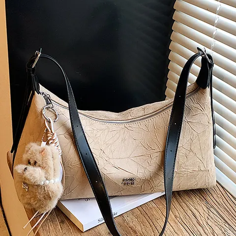 Sac à Épaule Femme Rétro Grande Capacité en Cuir PU Plissé Style Coréen Sac Hobo Sous le Bras Avec Pendentif Ours Peluche