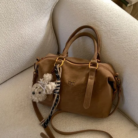 Damen Vintage PU Leder Boston Tasche Minimalistische Handtasche Mit Plüschhund Anhänger Verstellbarem Schultergurt Alltag