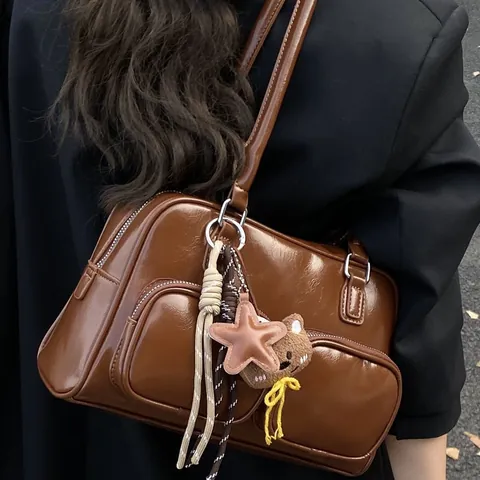 Borsa a Spalla Sottobraccio in Pelle PU Vintage da Donna Borsa a Cuscino Versatile con Ciondolo a Orsetto Handbag Tinta Unita