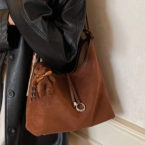Grand Sac à Épaule en Suède pour Femmes Rétro Minimaliste Sac Cabas Hobo Avec Pendentif Ours pour Trajet Quotidien Travail Bureau