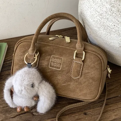 Sac à Main Rétro Vintage en Cuir PU Pour Femmes Sac Bandoulière Minimaliste Avec Pendentif Lapin en Peluche Trajet Quotidien Sac