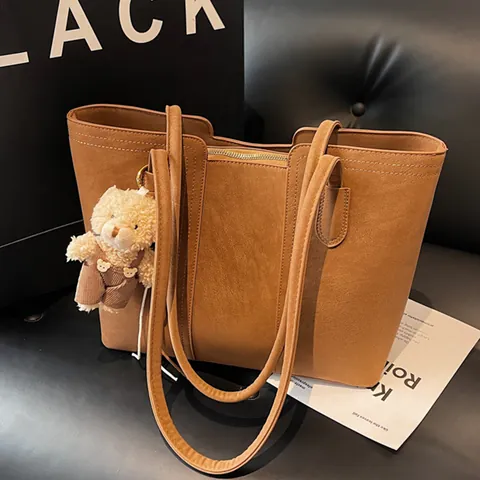Retro Large Capacity PU Leather Tote Bag For Women Casual Shoulder Bag With Bear Plush Charm Commuter Handbag Solid Color