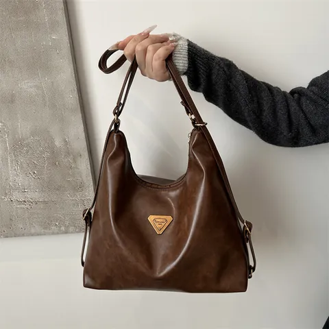 Sac Fourre-tout Rétro Grande Capacité en Cuir PU pour Femmes Sac à Épaule Hobo À la Mode Avec Plaque Triangulaire Polyvalent