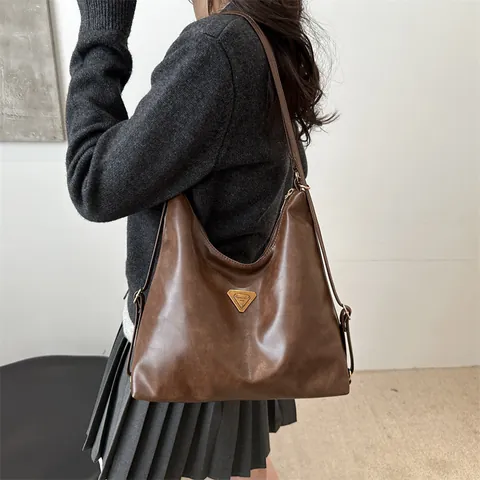 Sac Fourre-tout Rétro Grande Capacité en Cuir PU pour Femmes Sac à Épaule Hobo À la Mode Avec Plaque Triangulaire Polyvalent