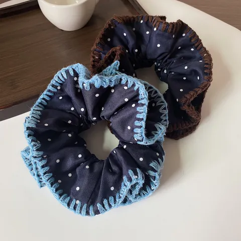 Süße Punktmuster Denim Blau Großes Haargummi Mit Kontrast Häkelkante Handgefertigtes Polyester Elastisches Haarband Damen Styling