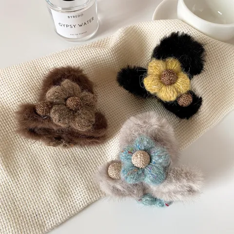 Elegante Pluche Bloem Haarklem voor Dames Herfst Winter Kunstbont Gebreide Bloemen Shark Clip Zoete Haaraccessoire