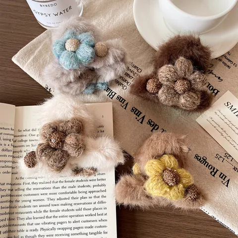 Elegante Pluche Bloem Haarklem voor Dames Herfst Winter Kunstbont Gebreide Bloemen Shark Clip Zoete Haaraccessoire