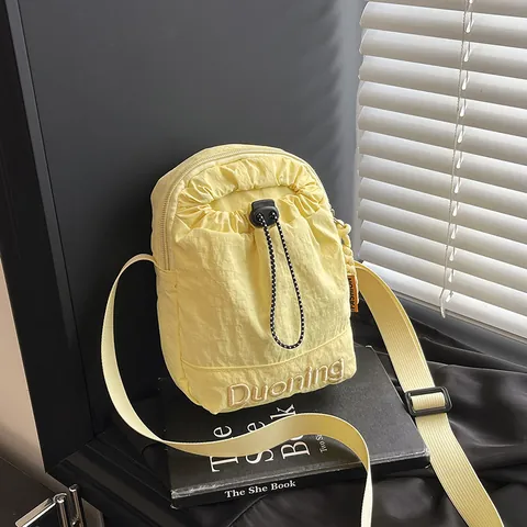 Bolso Bandolera de Nailon para Mujer con Cordón Ajustable Bolso de Cubo Ligero Bordado de Letras Bolso de Móvil