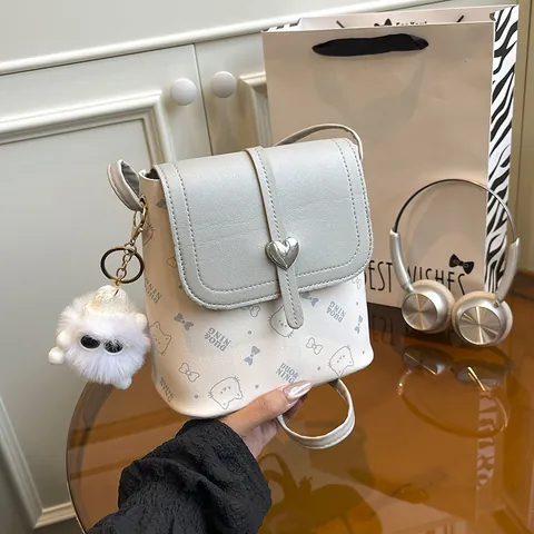 Bolso Cuadrado Pequeño para Mujer Dulce Estampado de Gato Animado Cerradura Corazón Bandolera Con Charm de Pompon Bolso de Cuero PU