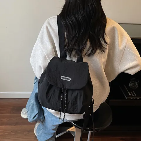 Mochila de Moda en Bloques de Color para Mujer Informal de Nylon Arrugado para la Escuela con Cordón y Cierre de Solapa Magnética Ligera
