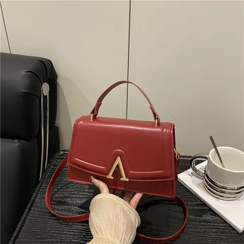 Bolso Bandolera de Cuero PU para Mujer Estilo Francés Moda Hebilla en V de Metal Bolso de Hombro Cuadrado Informal