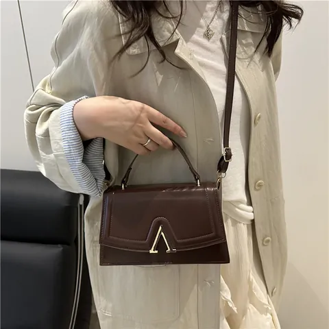 Bolso Bandolera de Cuero PU para Mujer Estilo Francés Moda Hebilla en V de Metal Bolso de Hombro Cuadrado Informal
