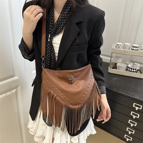 Sac Bandoulière Gothique à Franges pour Femmes en Simili Cuir avec Glands et Charm de Croix en Métal Rivet Bohème Satchel