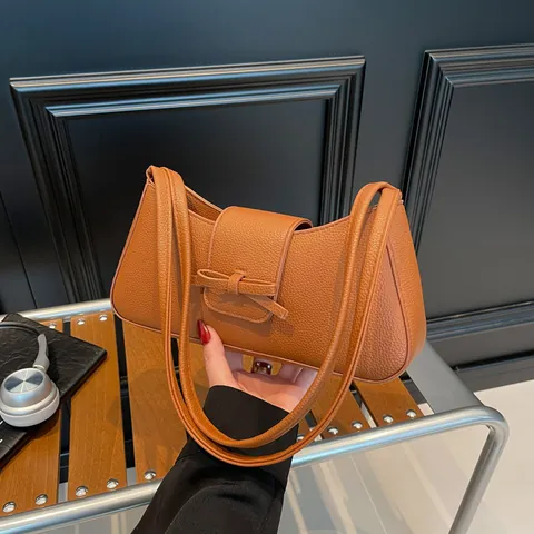 Sac Sous le Bras Tendance pour Femmes Minimaliste en Cuir PU Texture Galet Sac Baguette Bandoulière Décontracté avec Nœud