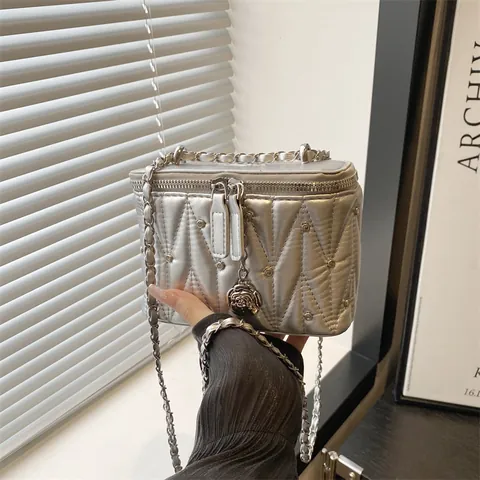 Damen Gesteppte Rauten Quadratische Tasche Metallkette Schulter Umhängetasche Mit Rosen Anhänger Nieten Dekor PU Leder Box Tasche