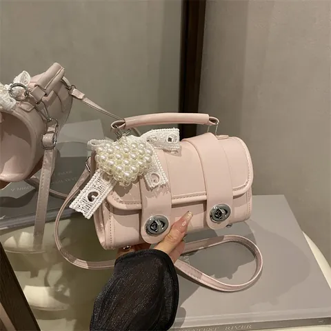 Sac Boston en Cuir PU Mode Femme Mini Sac Oreiller Bandoulière Avec Décor Noeud en Dentelle et Künstliche Perle Double Fermoir Tournant