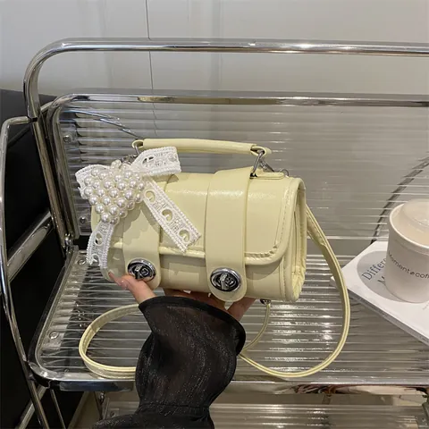 Sac Boston en Cuir PU Mode Femme Mini Sac Oreiller Bandoulière Avec Décor Noeud en Dentelle et Künstliche Perle Double Fermoir Tournant