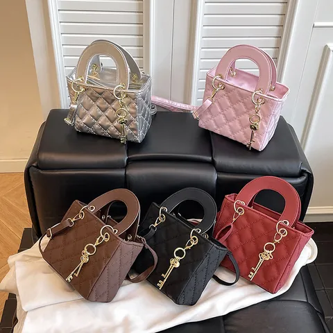 Piccola Borsa Quadrata in Pelle PU Trapuntata Donna Tracolla Minimalista Con Pendente a Chiave in Metallo Borsa da Lavoro