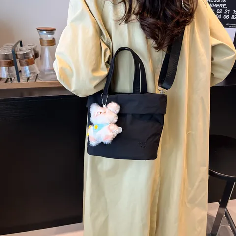 Borsa Tote da Donna in Tessuto Oxford con Texture Increspata Borsa a Tracolla di Moda con Ciondolo a Orsetto Grande Capacità